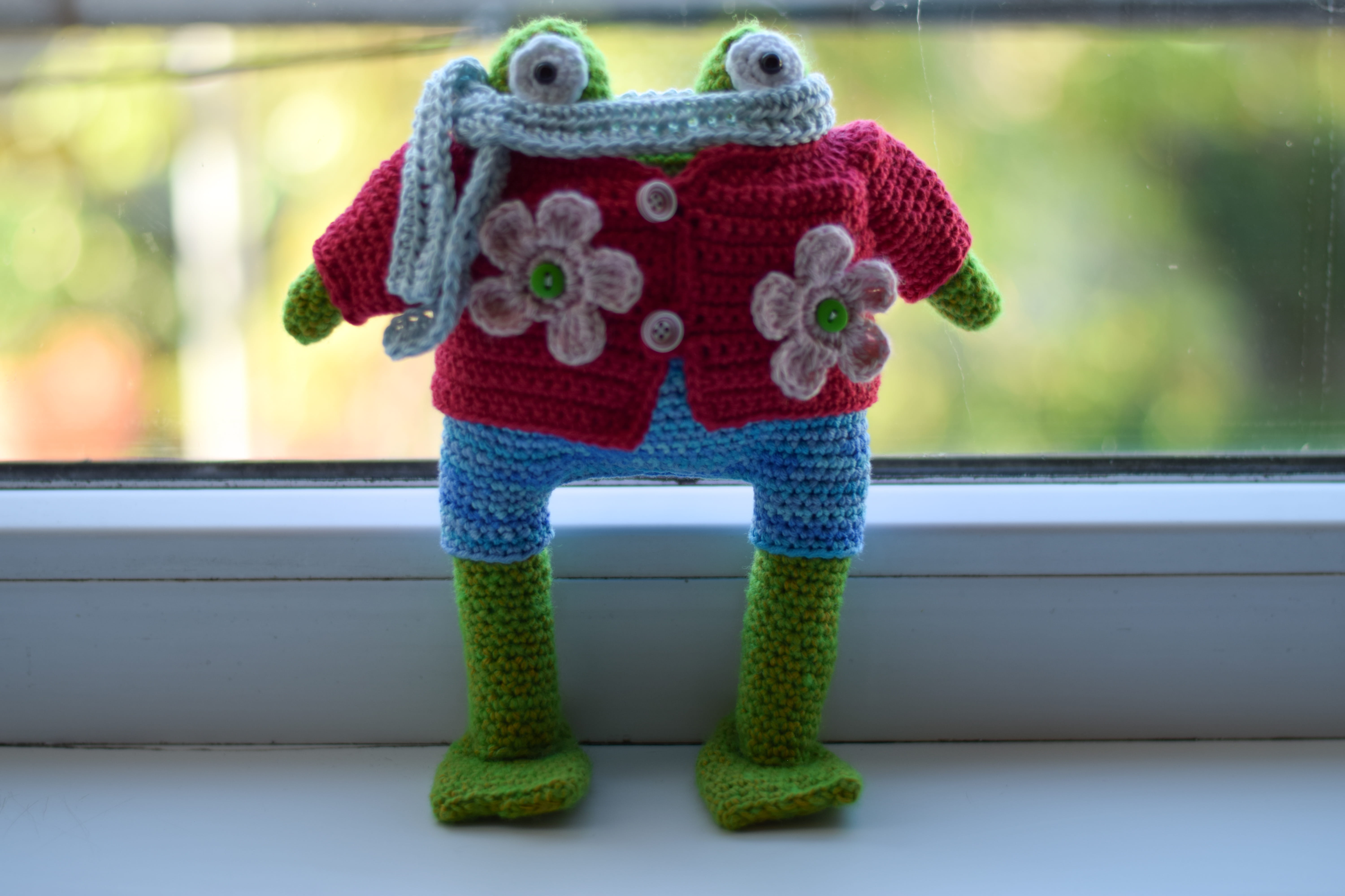 Плетена играчка жабока Виктор с палто, амигуруми,  ръчна изработка 