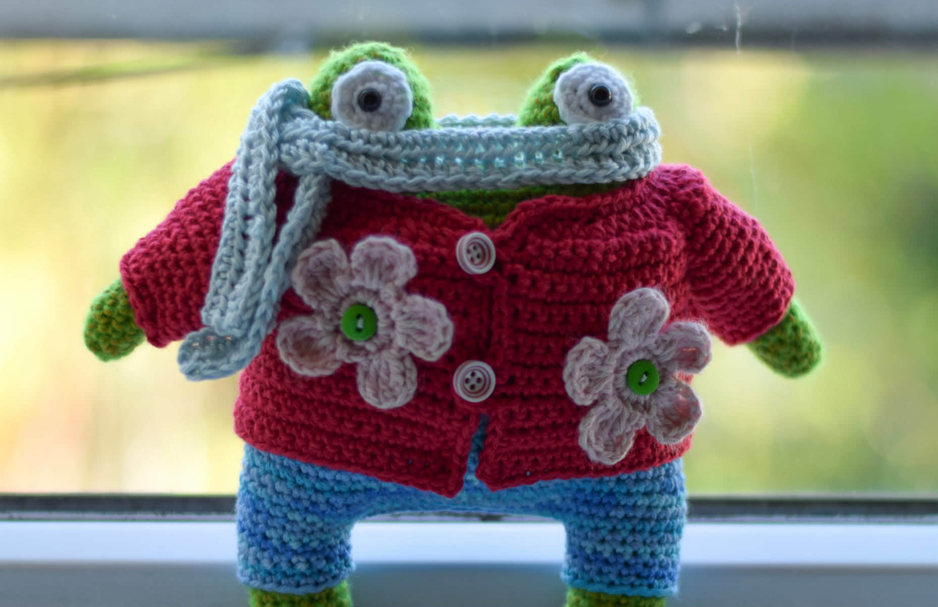 Плетена играчка жабока Виктор с палто, амигуруми,  ръчна изработка 