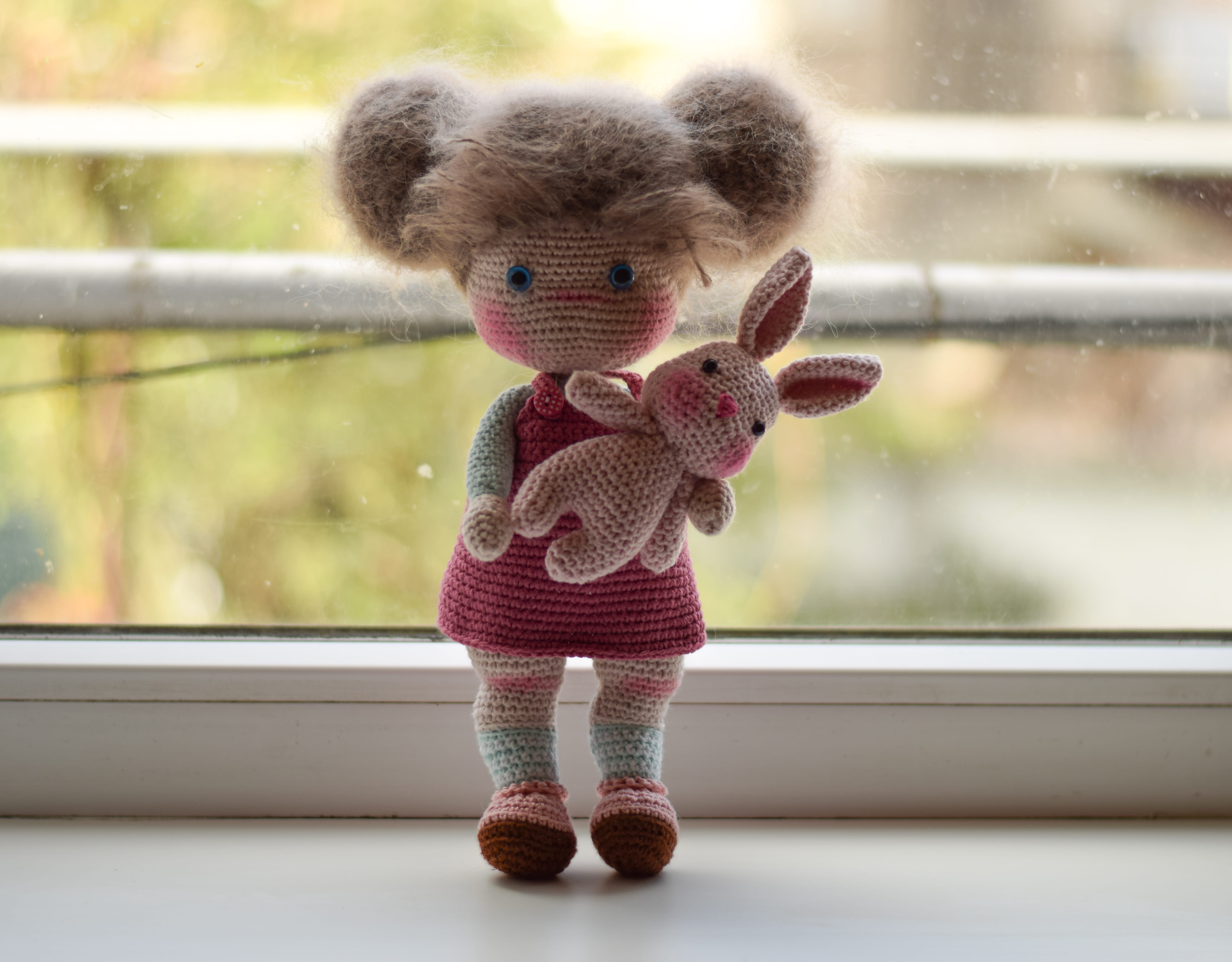 Плетена кукла Ани с нейното зайче, амигуруми,  ръчна изработка 