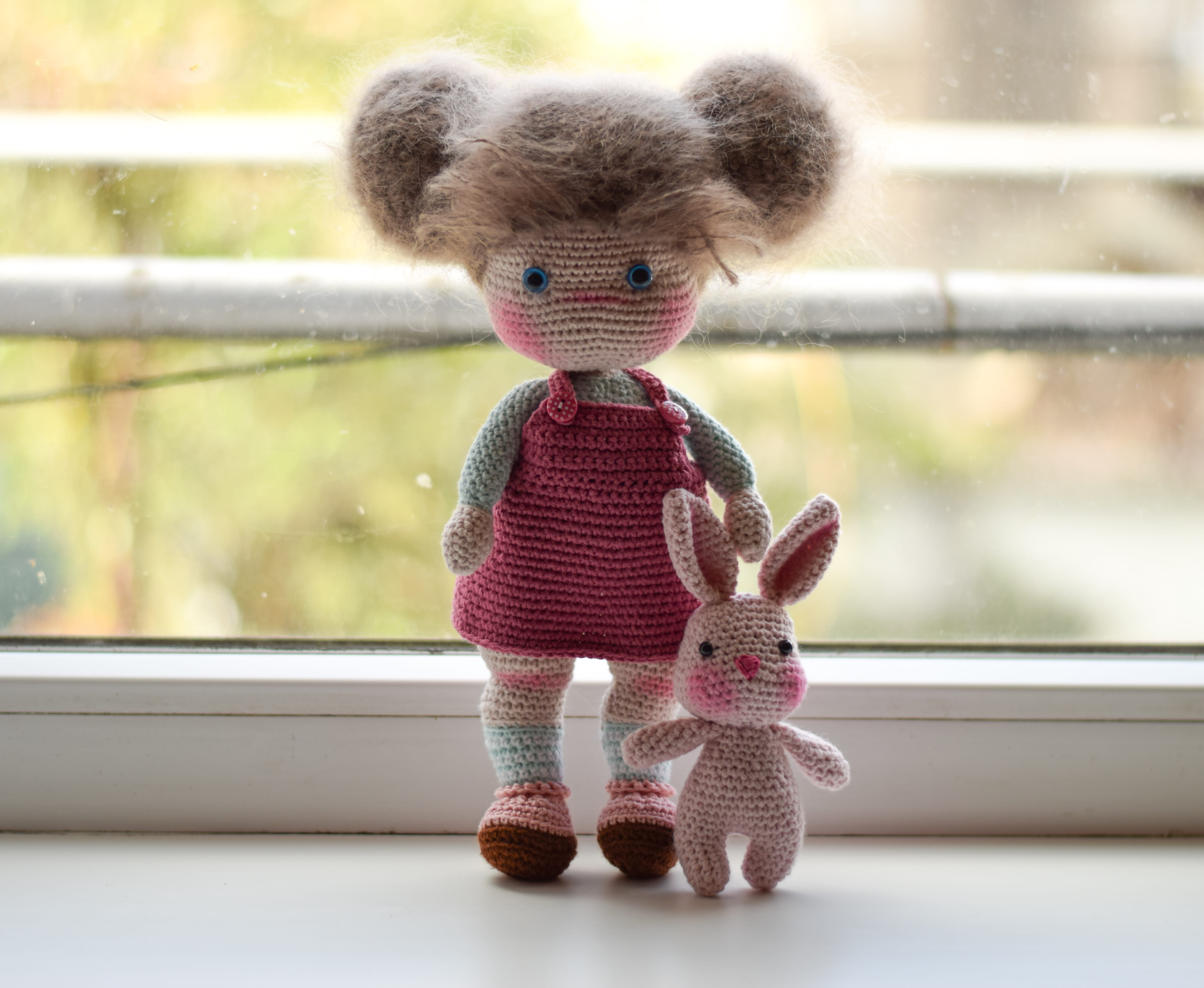Плетена кукла Ани с нейното зайче, амигуруми,  ръчна изработка 