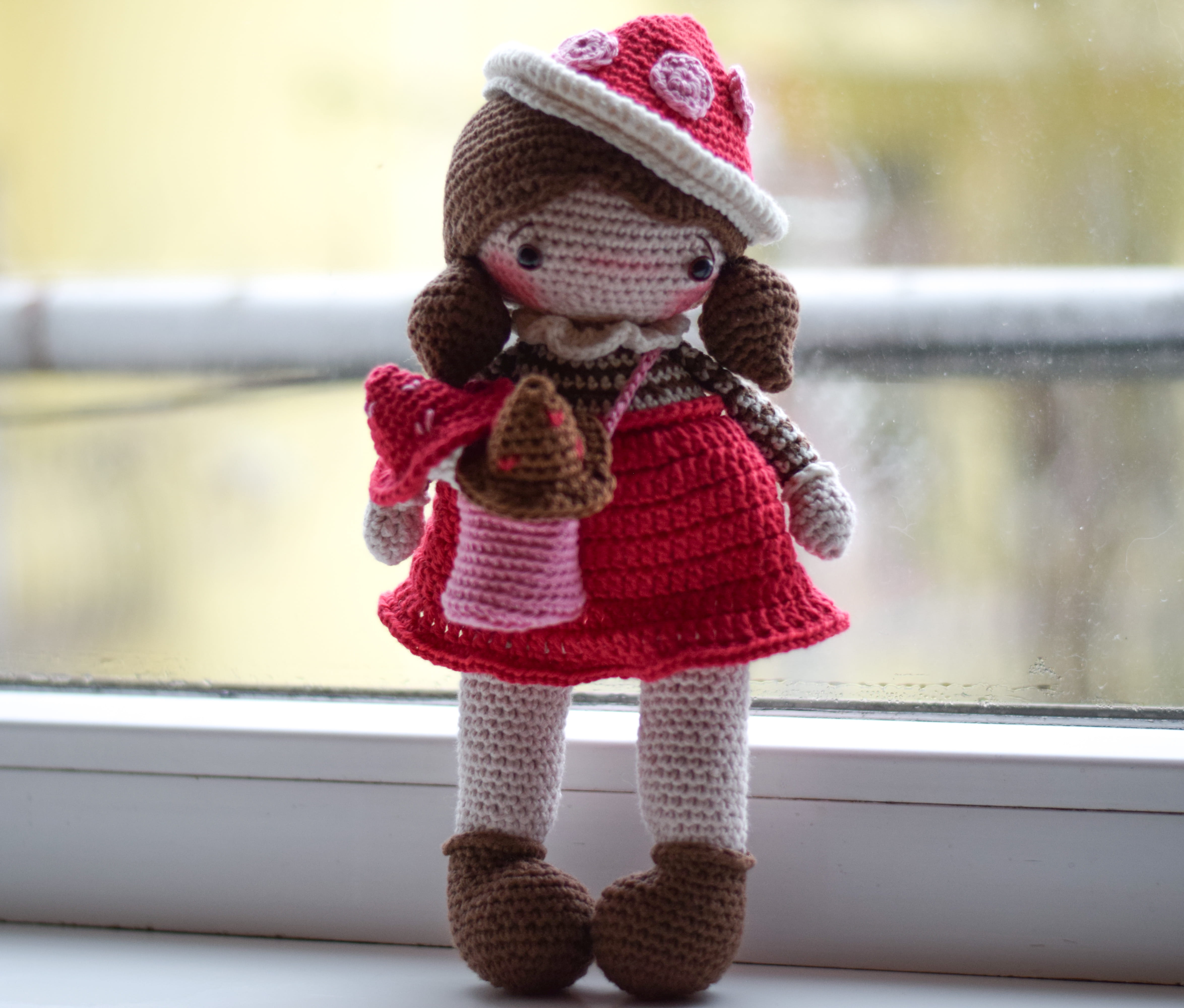 Плетена кукла Червената шапчица (голяма), амигуруми,  ръчна изработка 