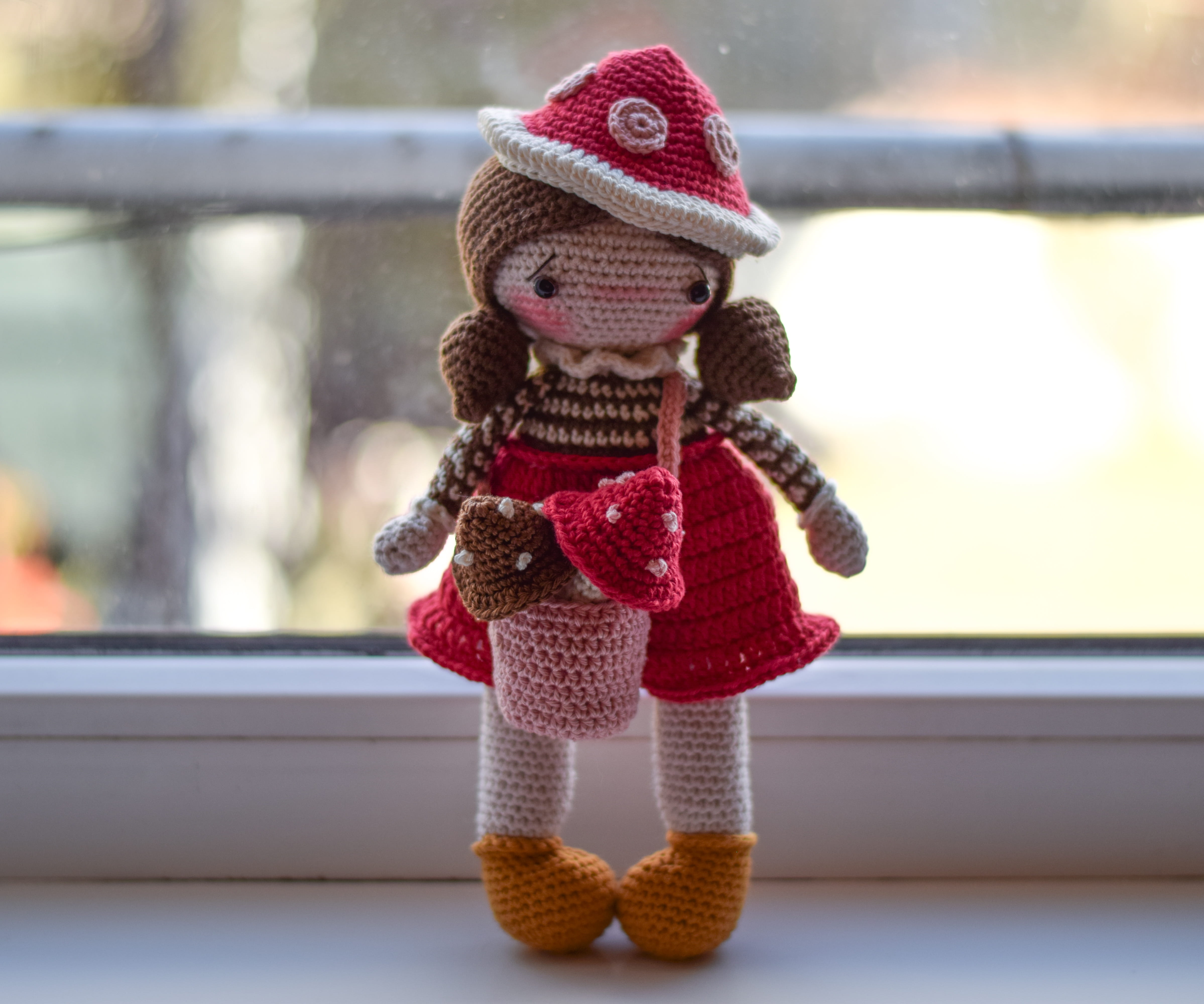 Плетена кукла Червената шапчица (голяма), амигуруми,  ръчна изработка 