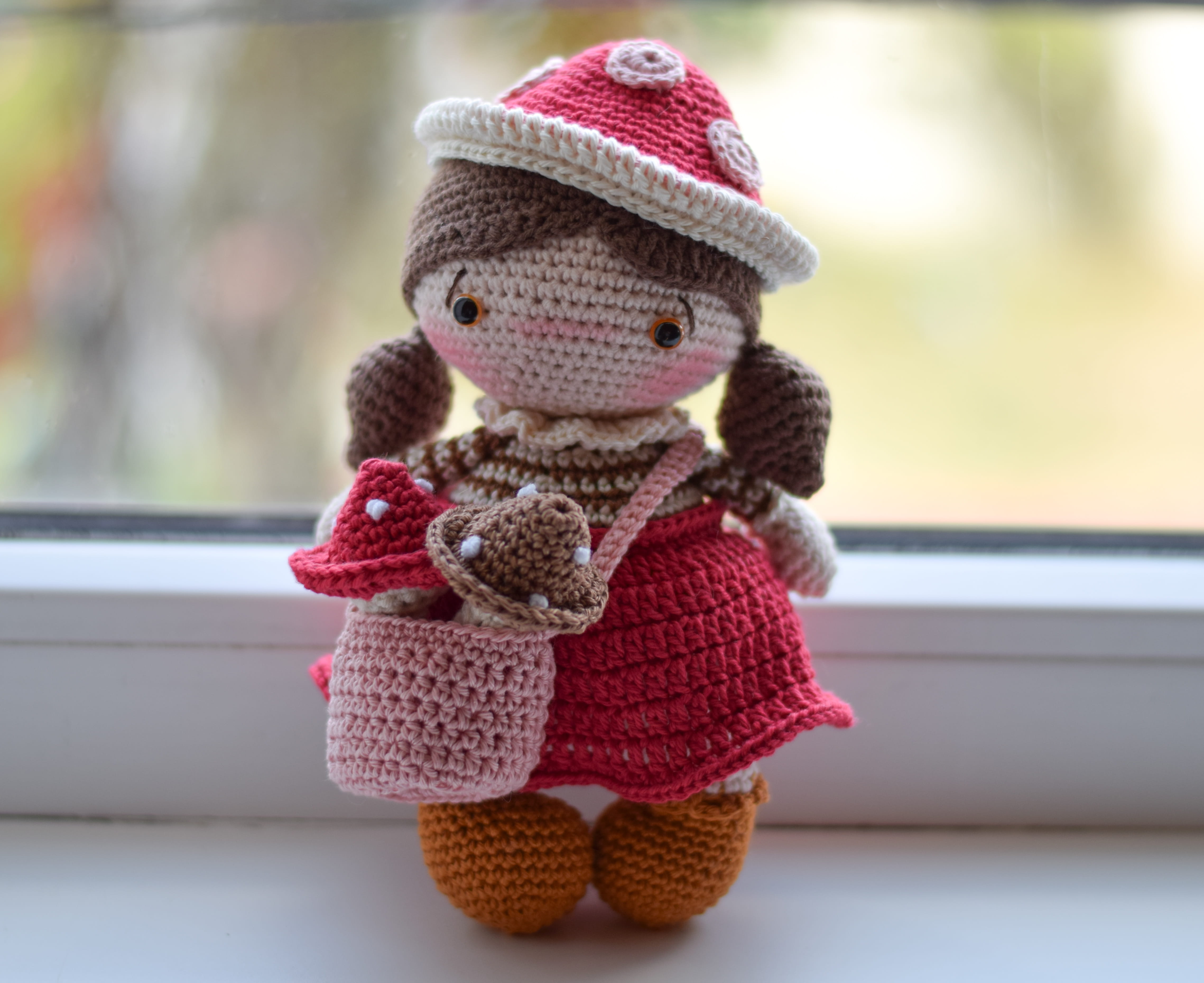 Червената шапчица (малка),  амигуруми,  ръчна изработка,  подарък за дете 