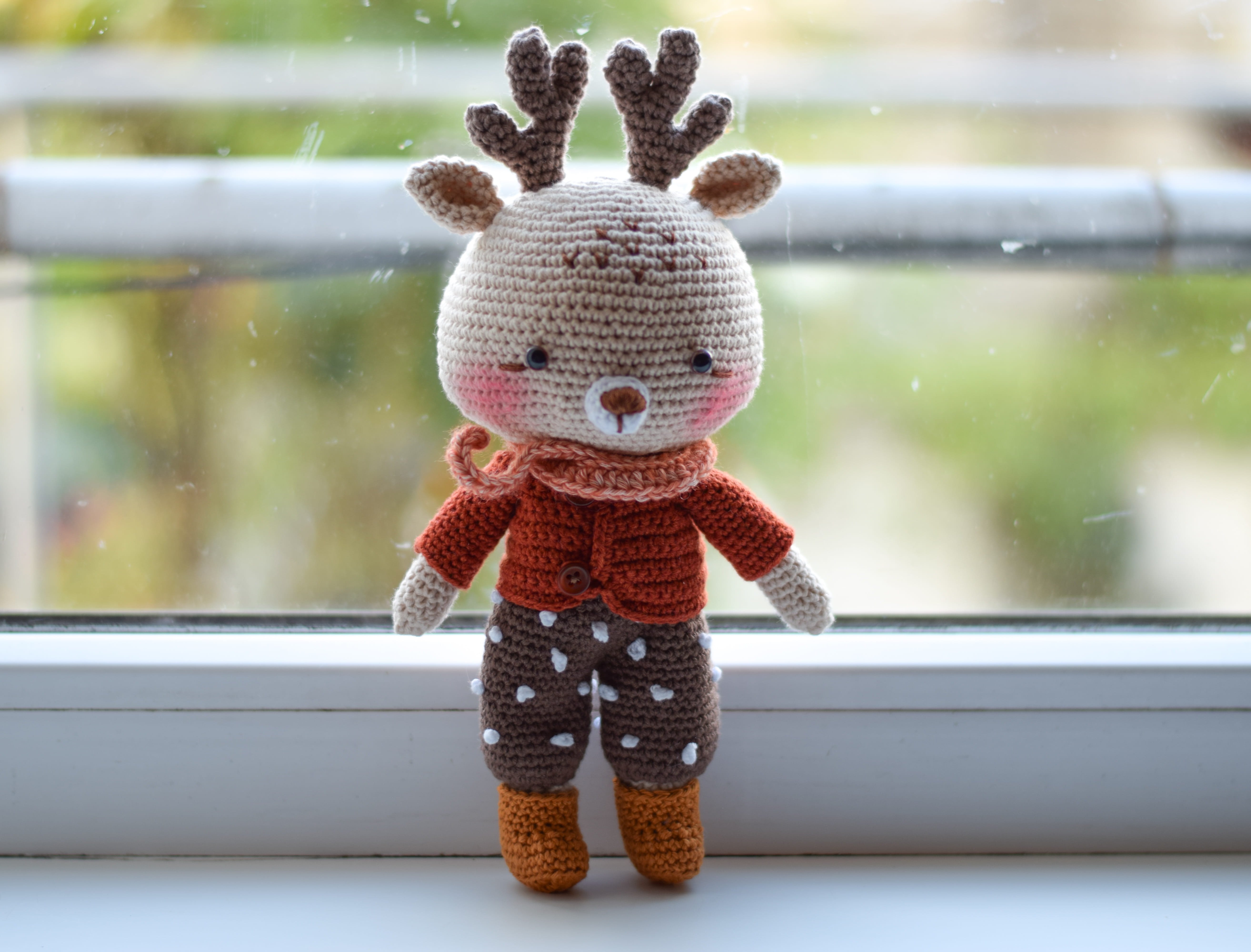 Плетета играчка еленчето Камен, амигуруми,  ръчна изработка 