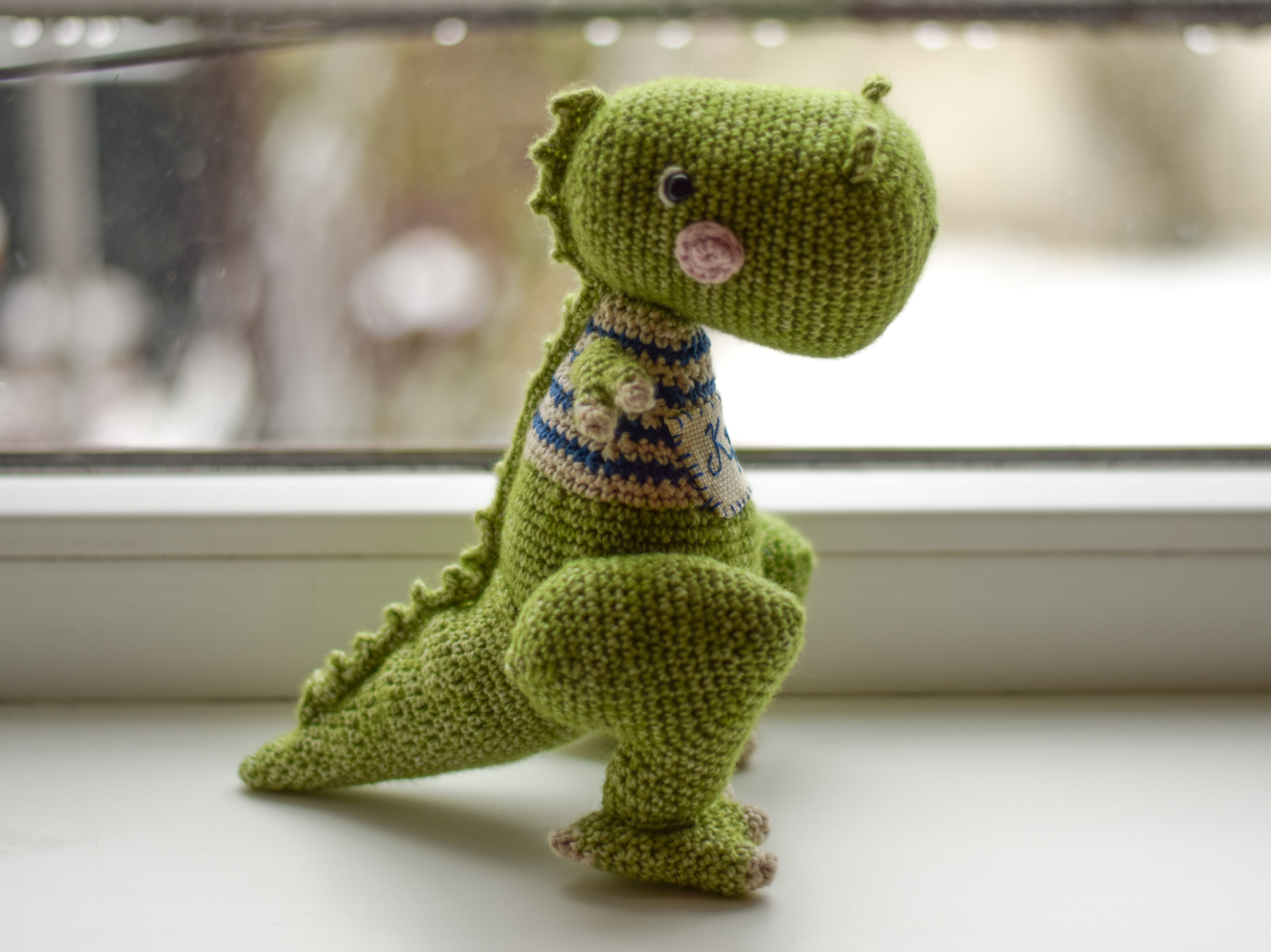 Плетена играчка динозавъра Крис, амигуруми,  ръчна изработка 