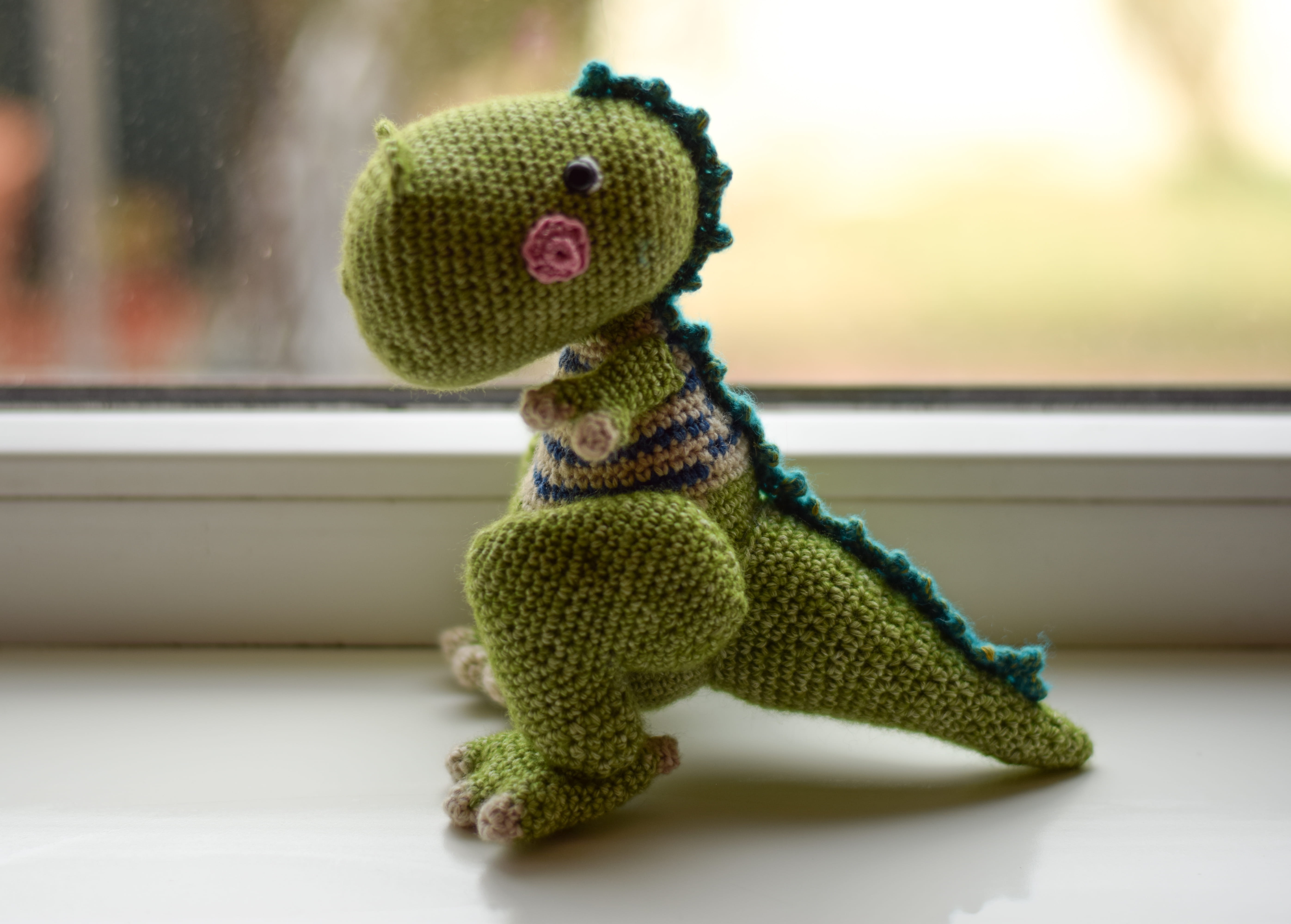 Плетена играчка динозавъра Крис, амигуруми,  ръчна изработка 