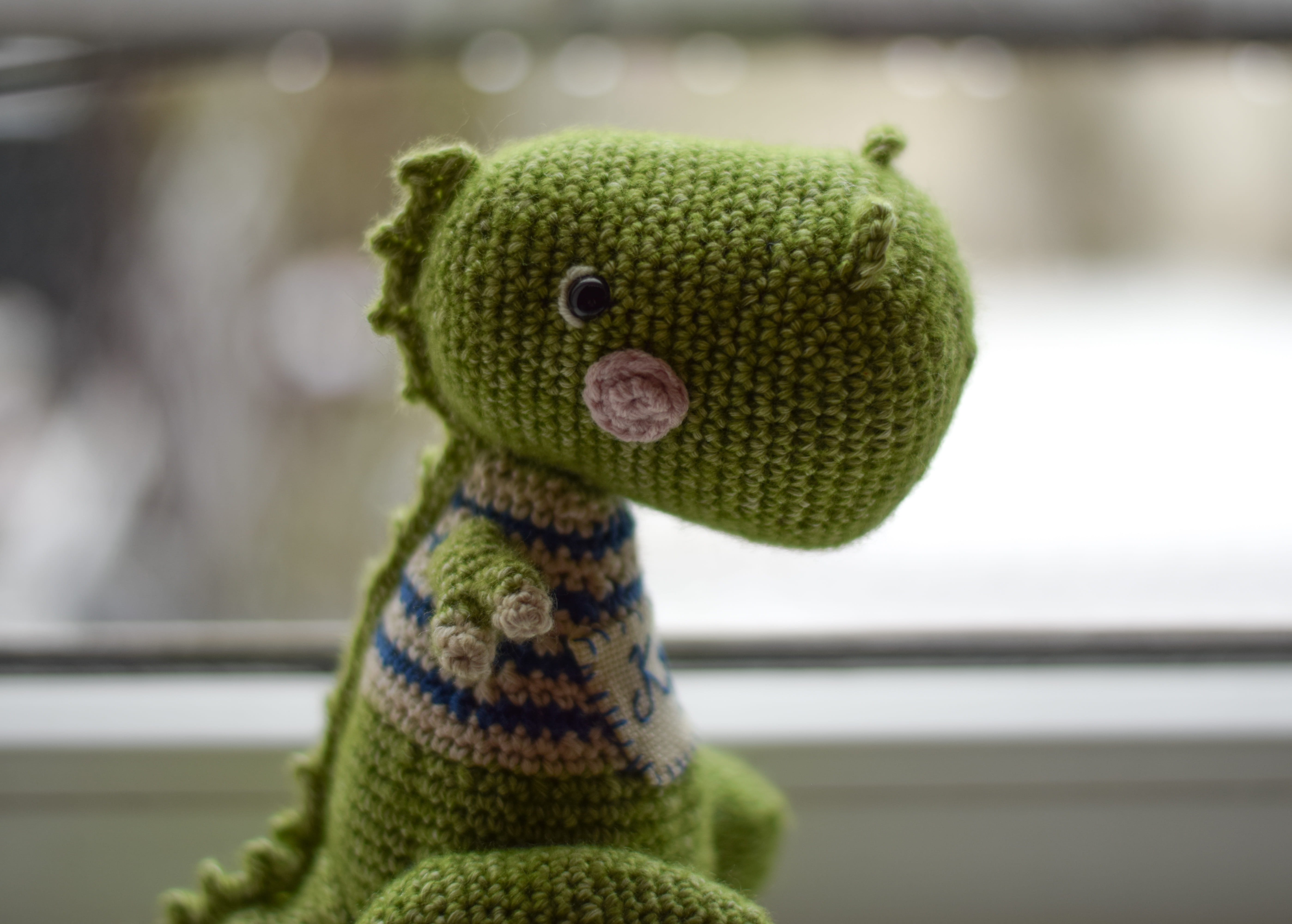 Плетена играчка динозавъра Крис, амигуруми,  ръчна изработка 