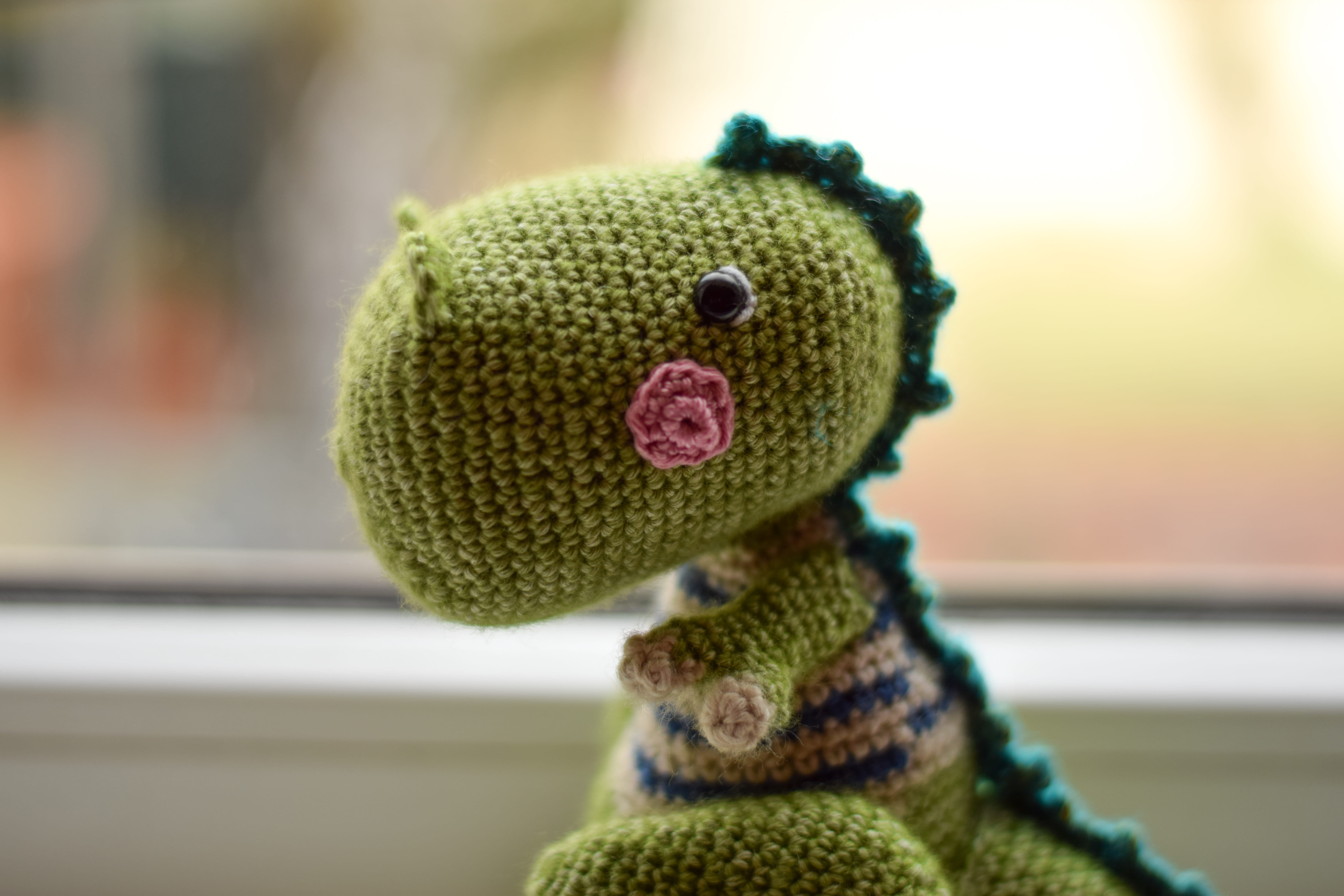 Плетена играчка динозавъра Крис, амигуруми,  ръчна изработка 