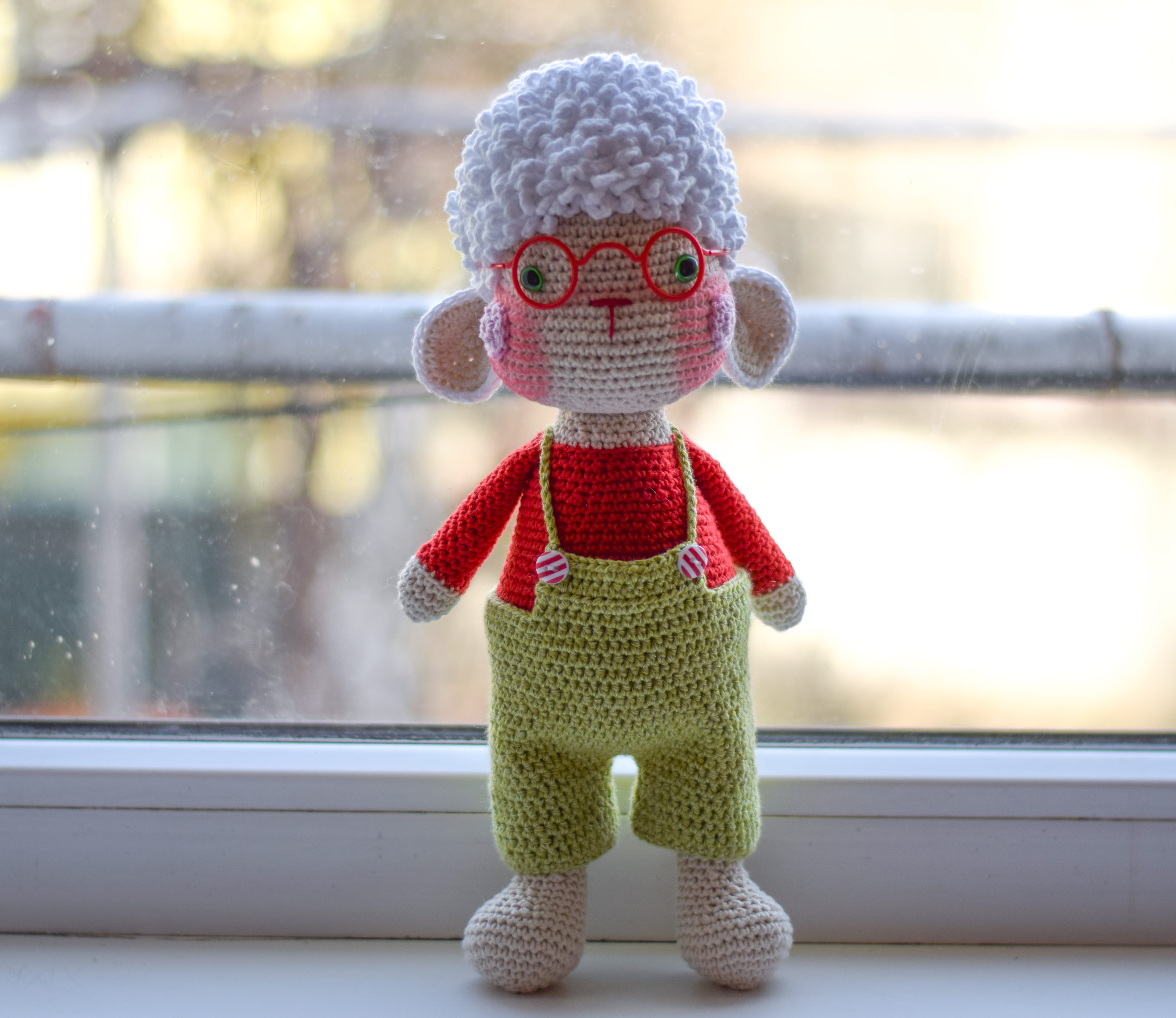 Плетена играчка овчицата Маринчо, амигуруми,  ръчна изработка 