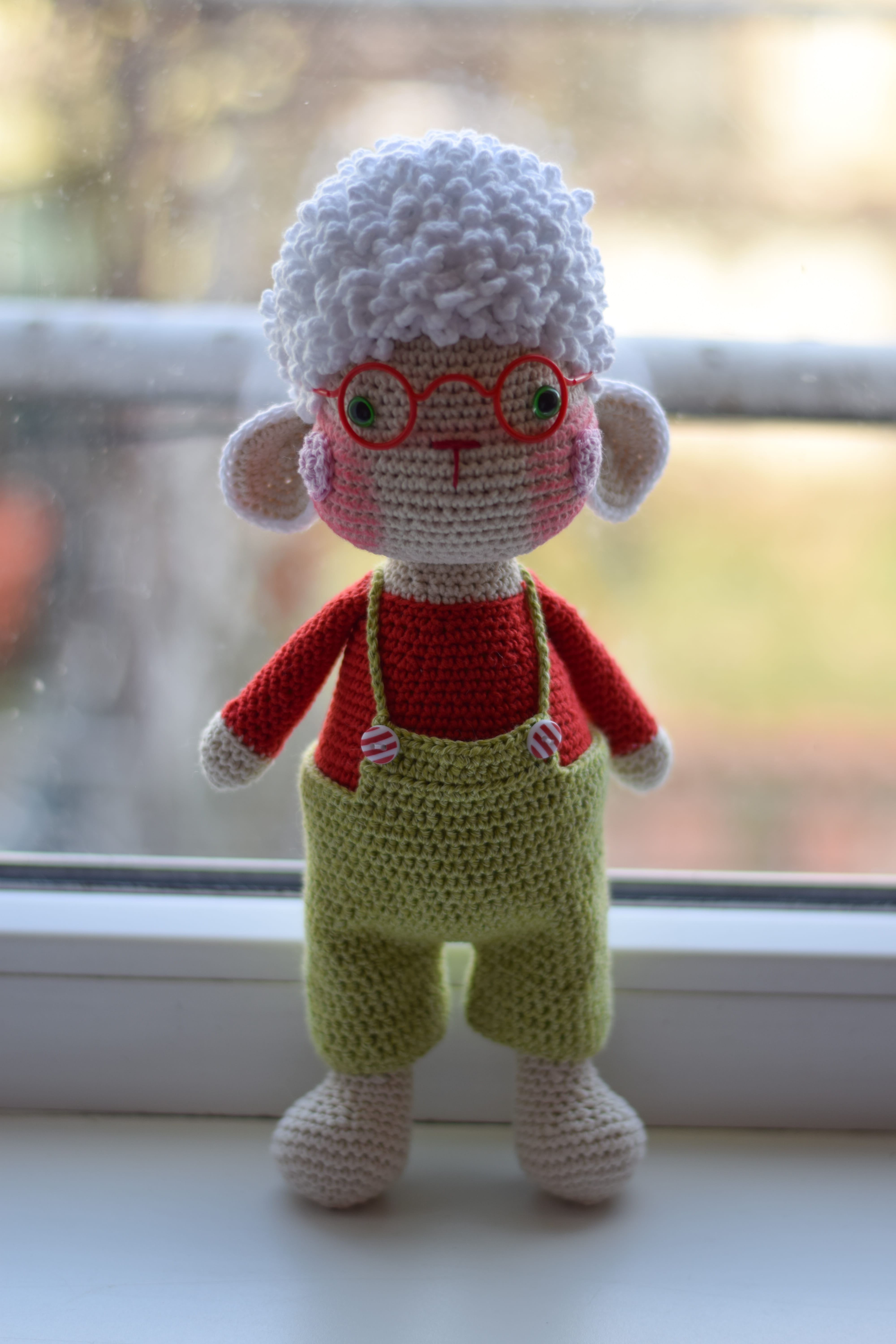 Плетена играчка овчицата Маринчо, амигуруми,  ръчна изработка 