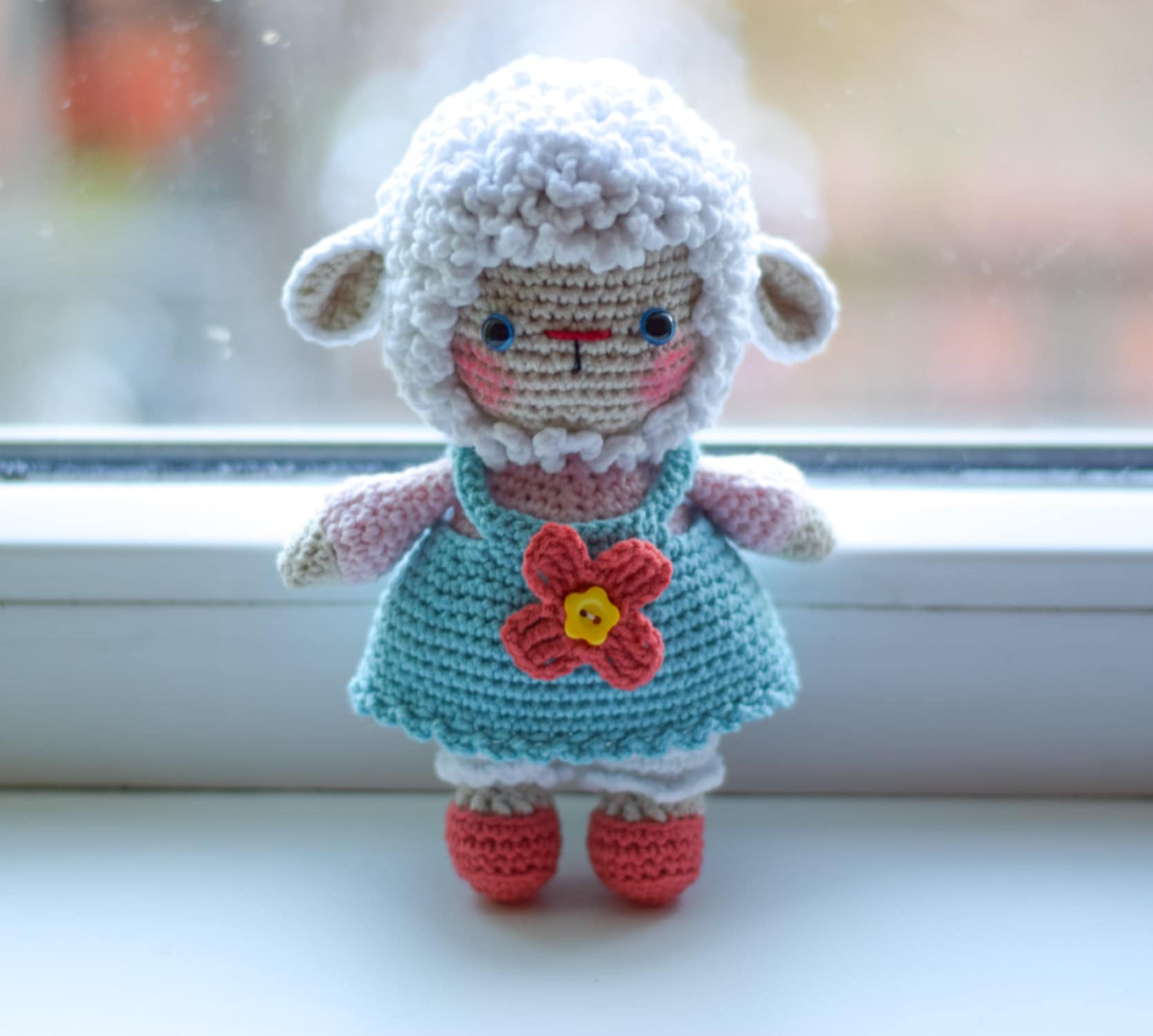 Плетена играчка овчицата Мила, амигуруми,  ръчна изработка,  подарък за великден