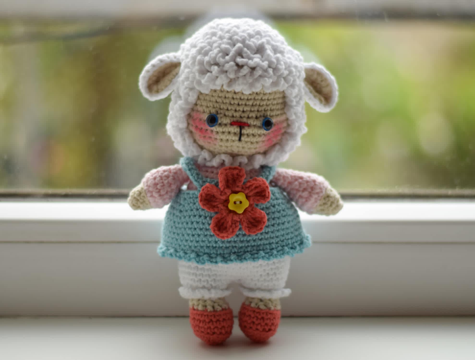 Плетена играчка овчицата Мила, амигуруми,  ръчна изработка,  подарък за великден