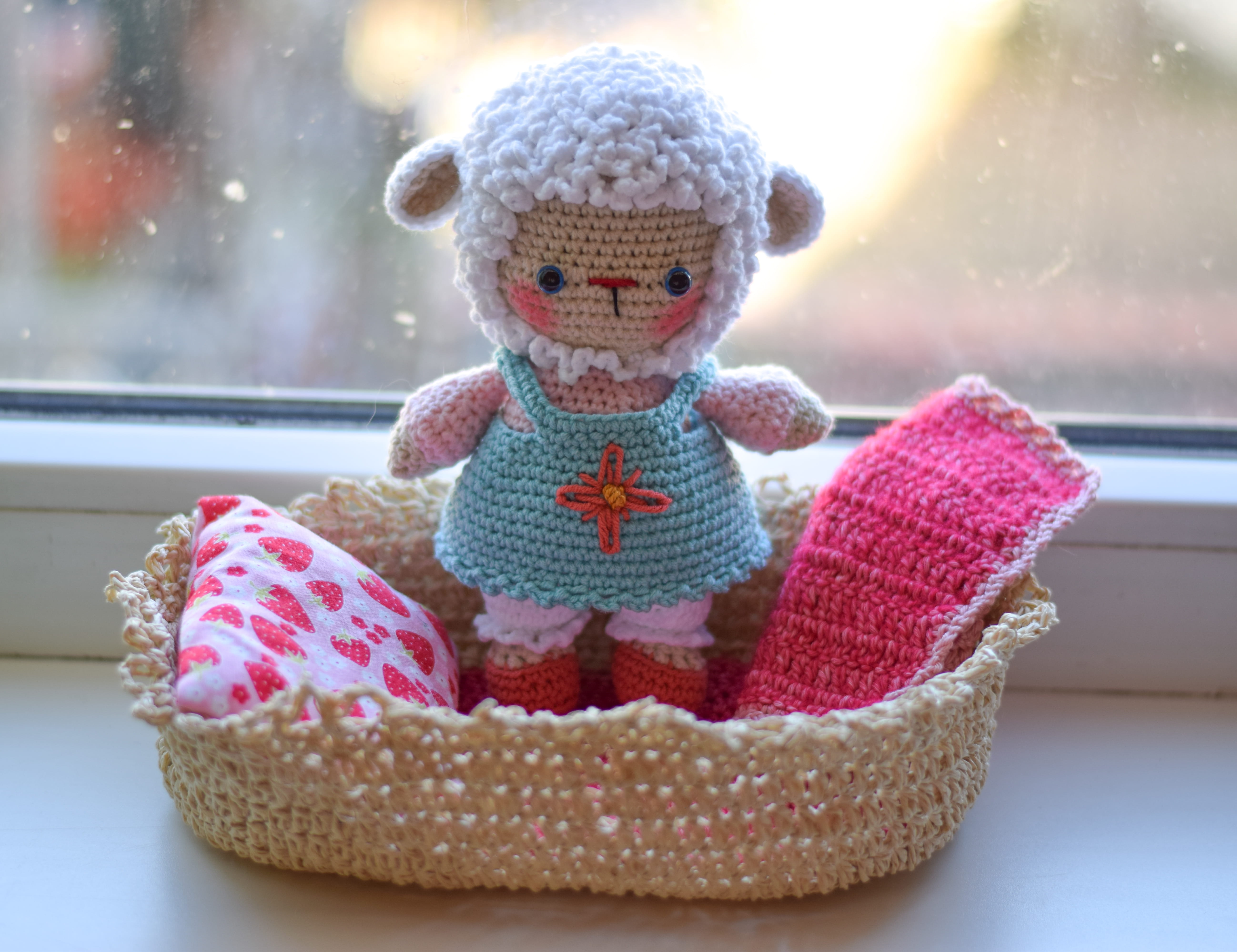 Плетена играчка овчицата Мила с креватче, амигуруми,  ръчна изработка 