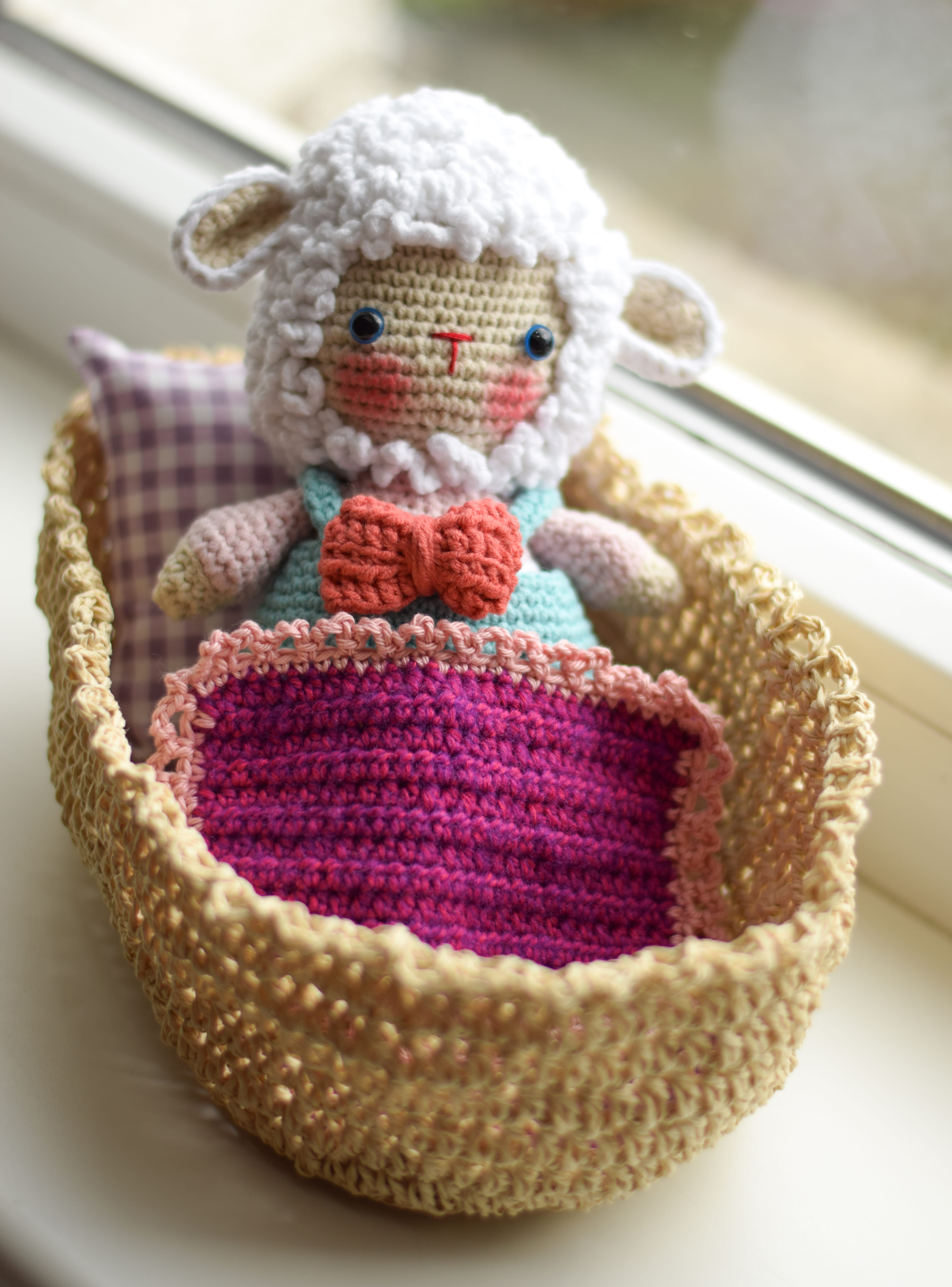 Плетена играчка овчицата Мила с креватче, амигуруми,  ръчна изработка 