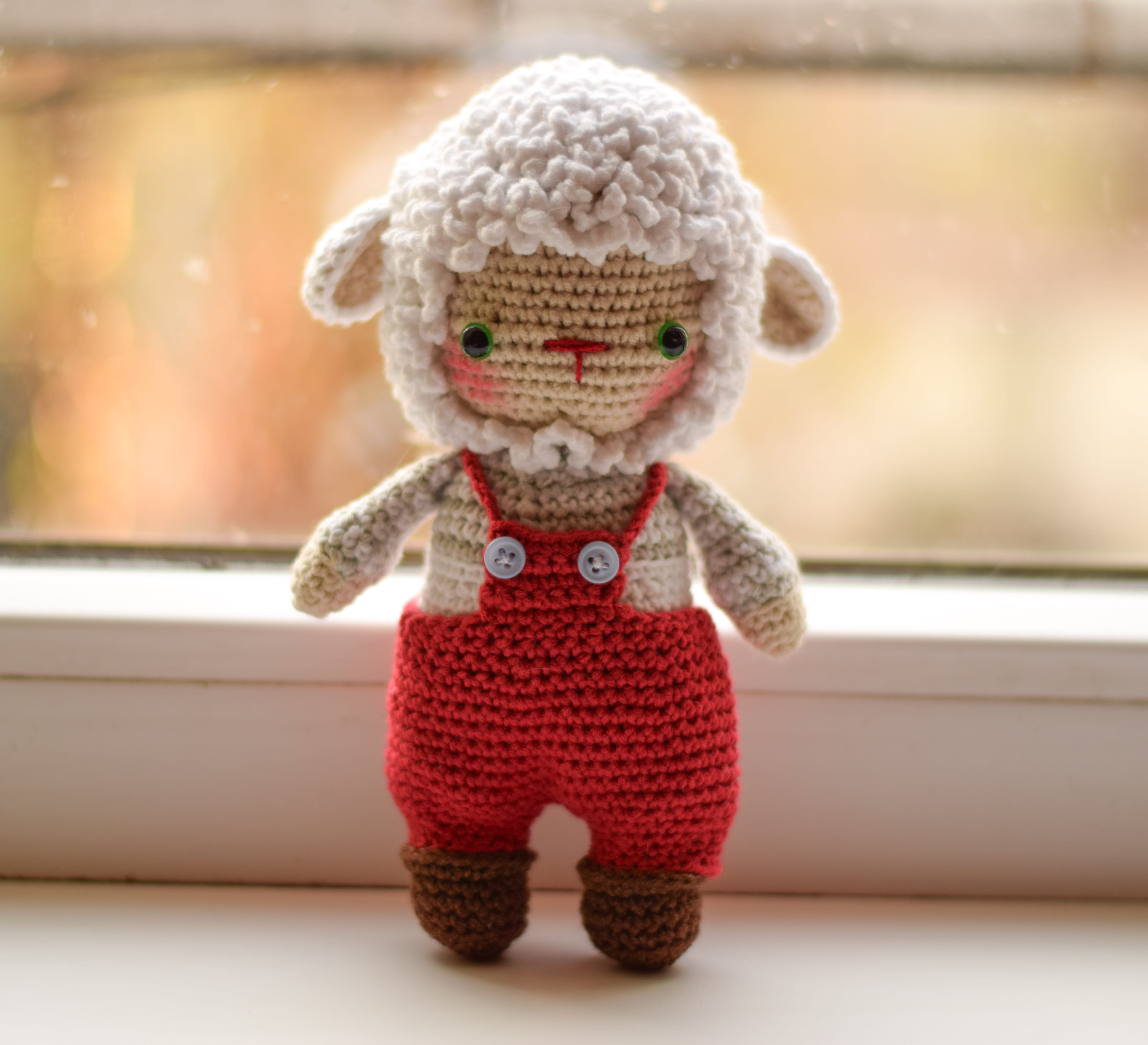 Плетена играчка овчицата Милчо, амигуруми,  ръчна изработка 