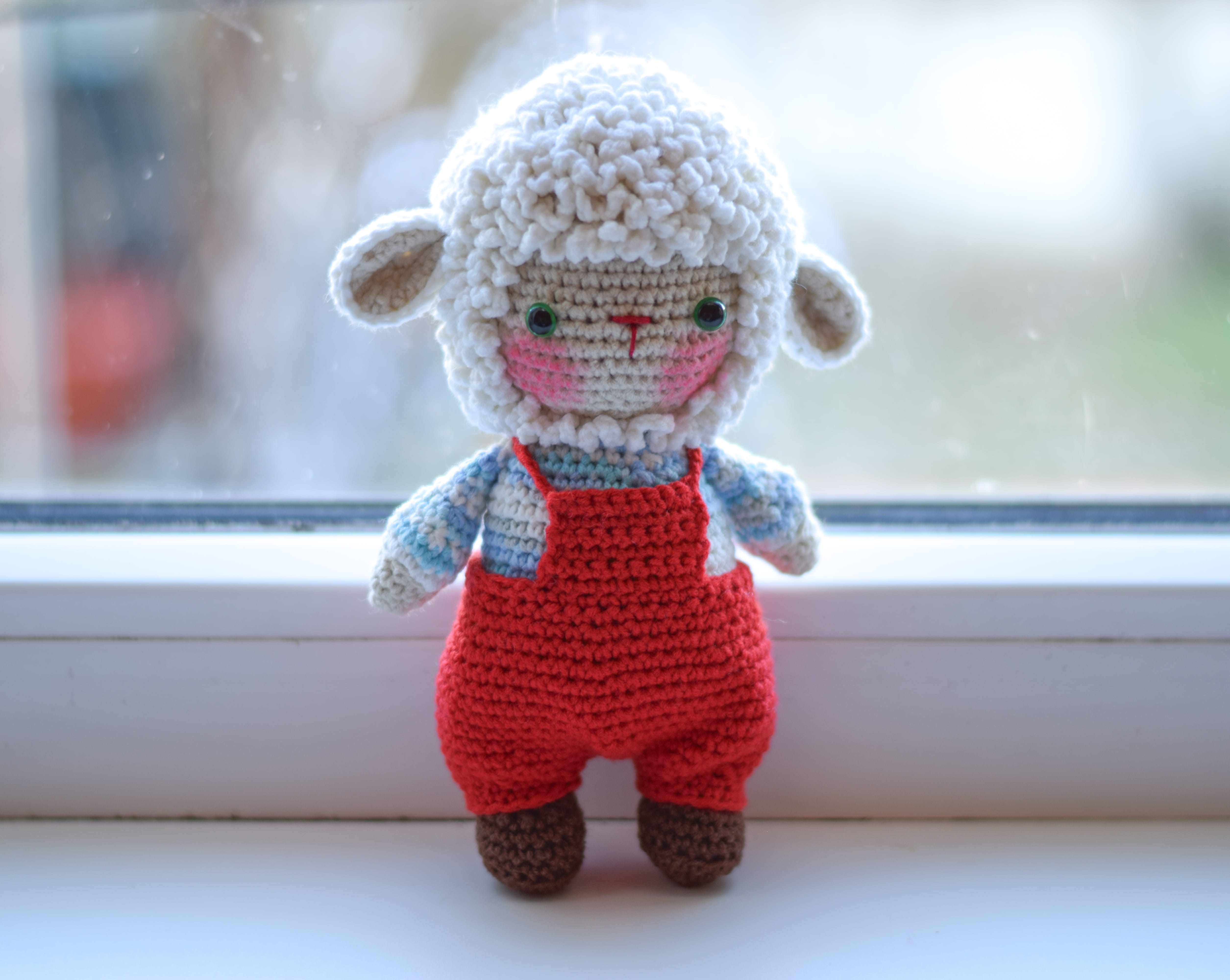 Плетена играчка овчицата Милчо, амигуруми,  ръчна изработка 