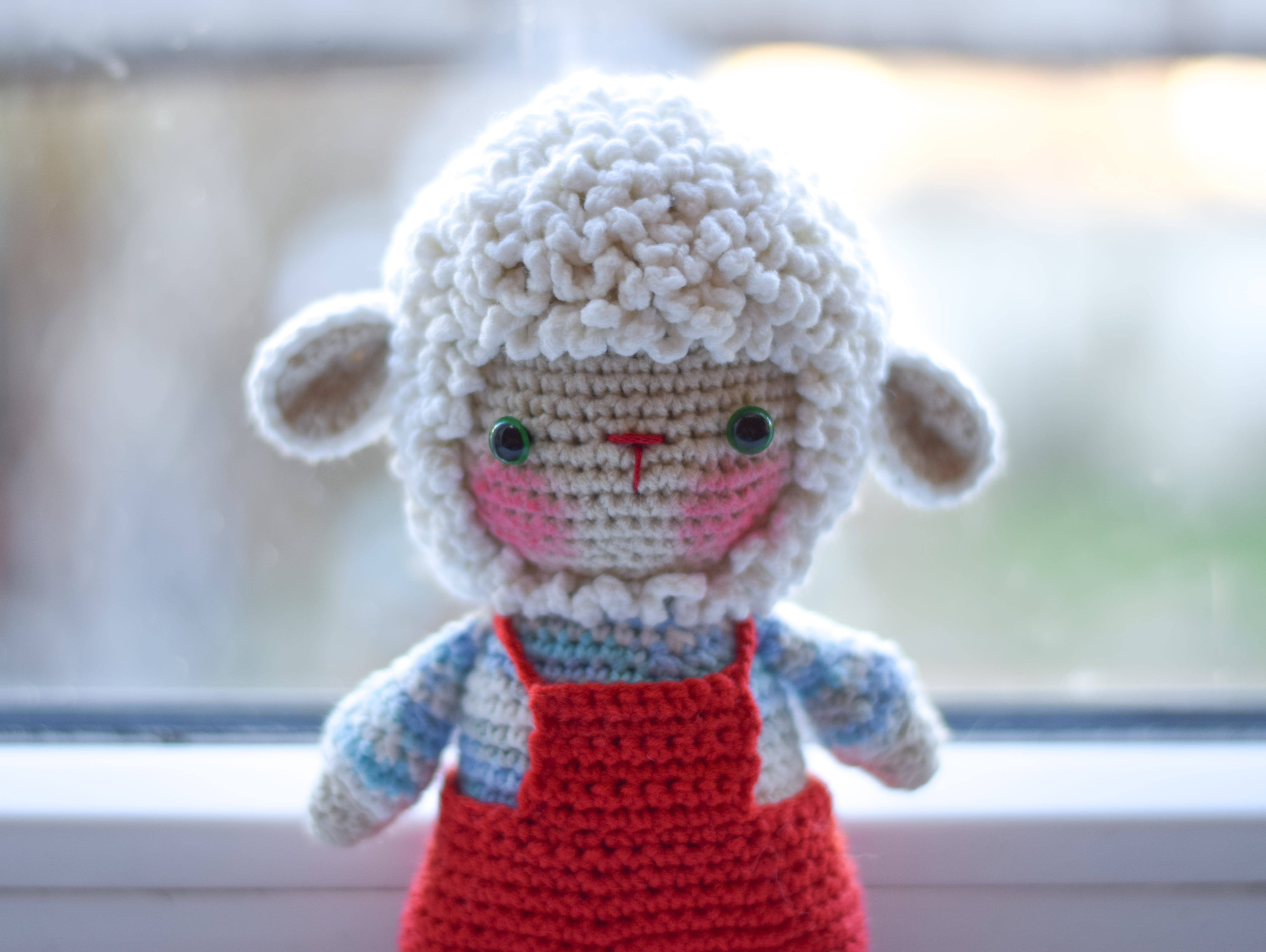 Плетена играчка овчицата Милчо, амигуруми,  ръчна изработка 