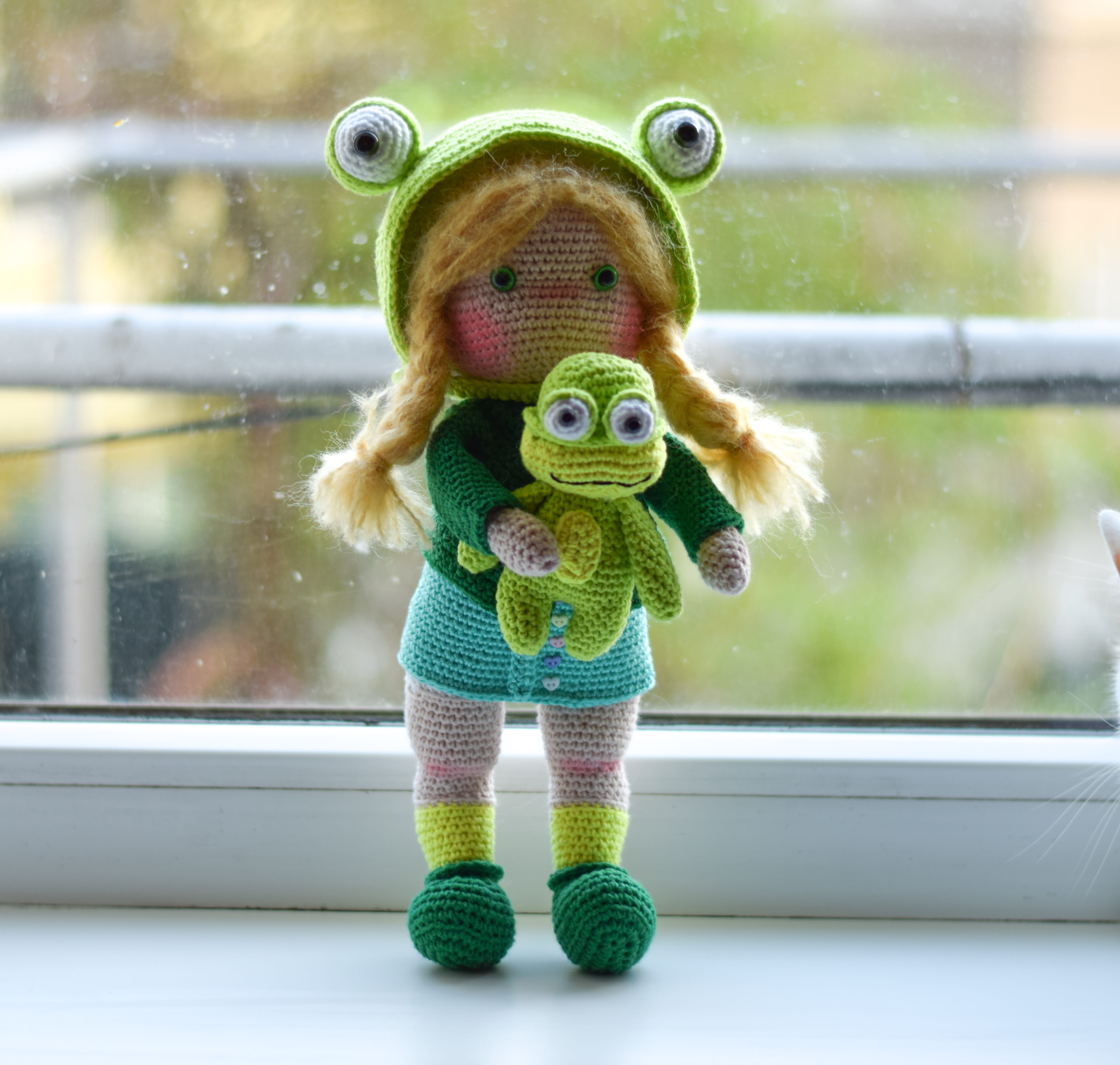 Плетена кукла Нели с нейния жабок, амигуруми,  ръчна изработка 