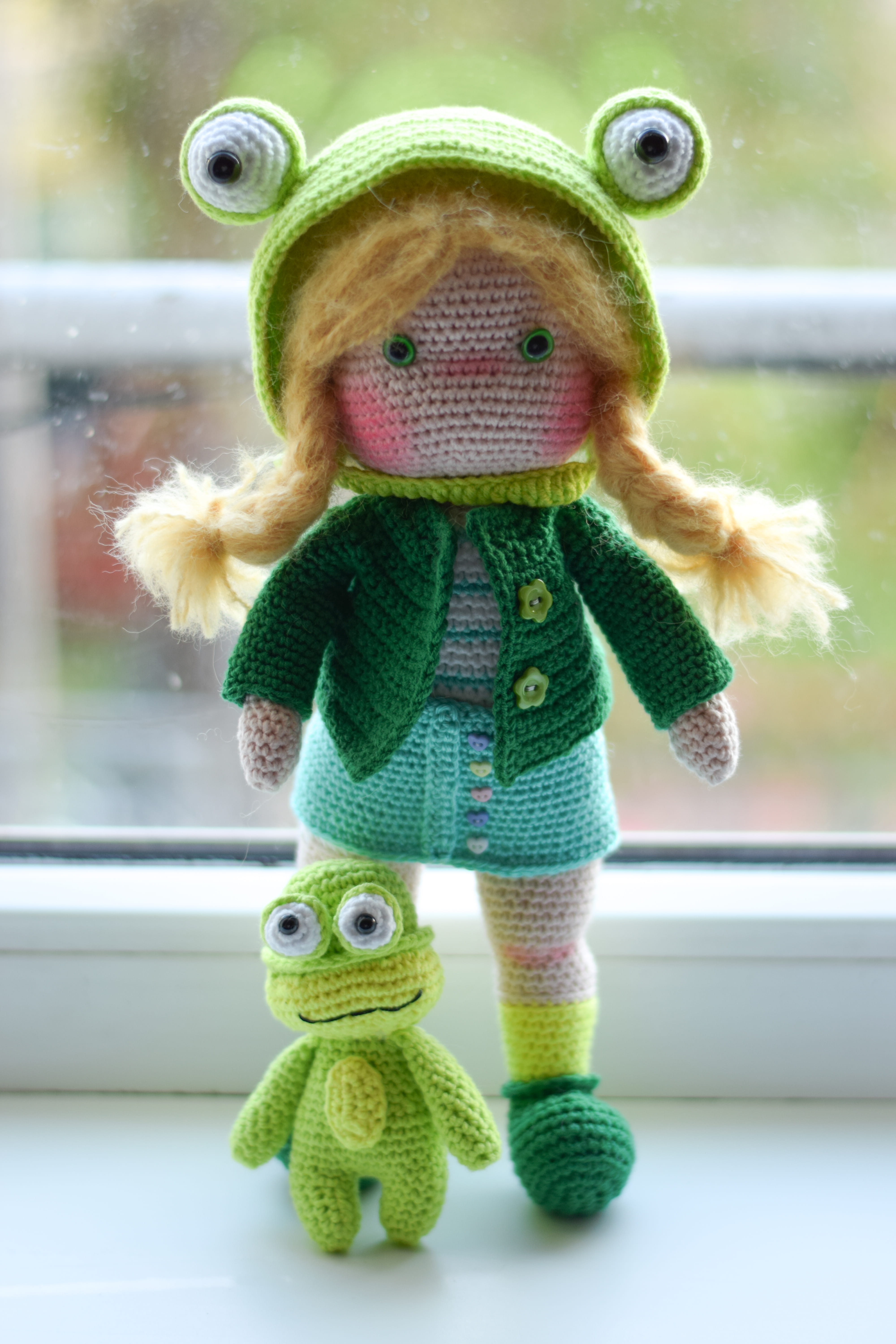 Плетена кукла Нели с нейния жабок, амигуруми,  ръчна изработка 
