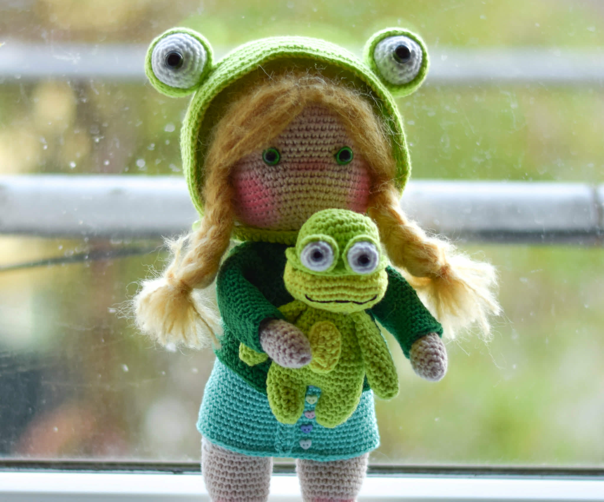 Плетена кукла Нели с нейния жабок, амигуруми,  ръчна изработка 