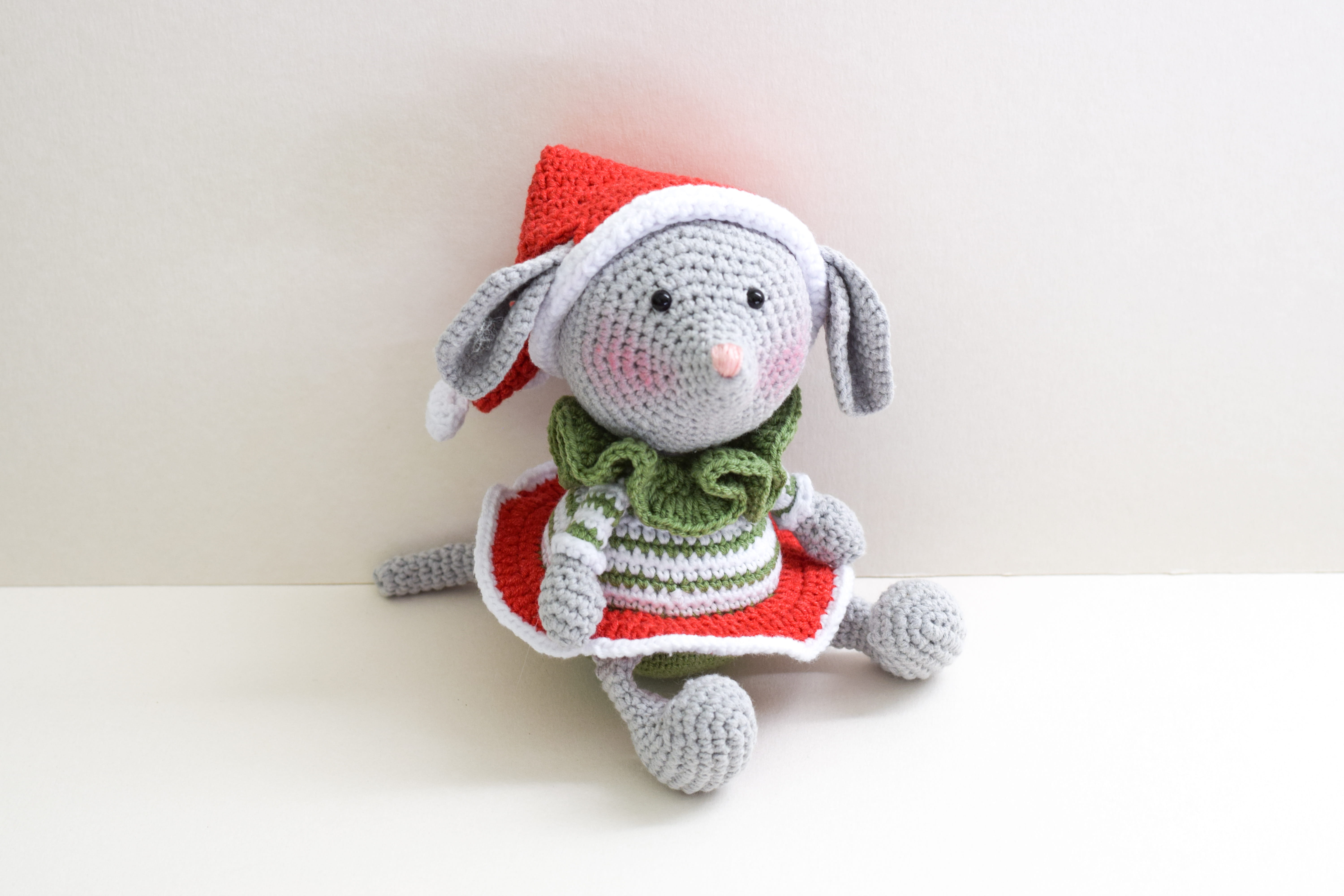 Плетена играчка мишлето Нина, амигуруми,  ръчна изработка 