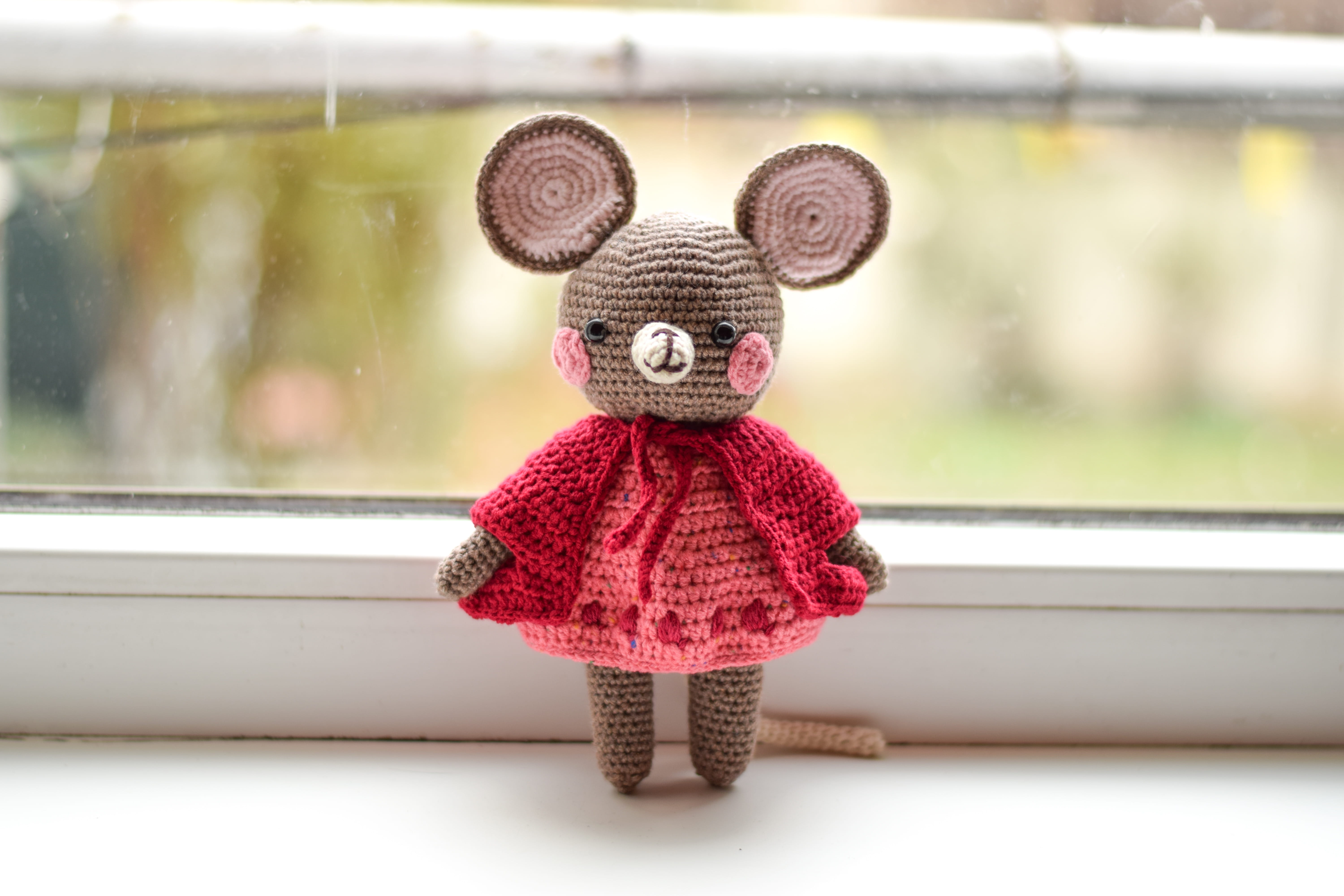 Плетена играчка мишлето Оливия, амигуруми,  ръчна изработка 