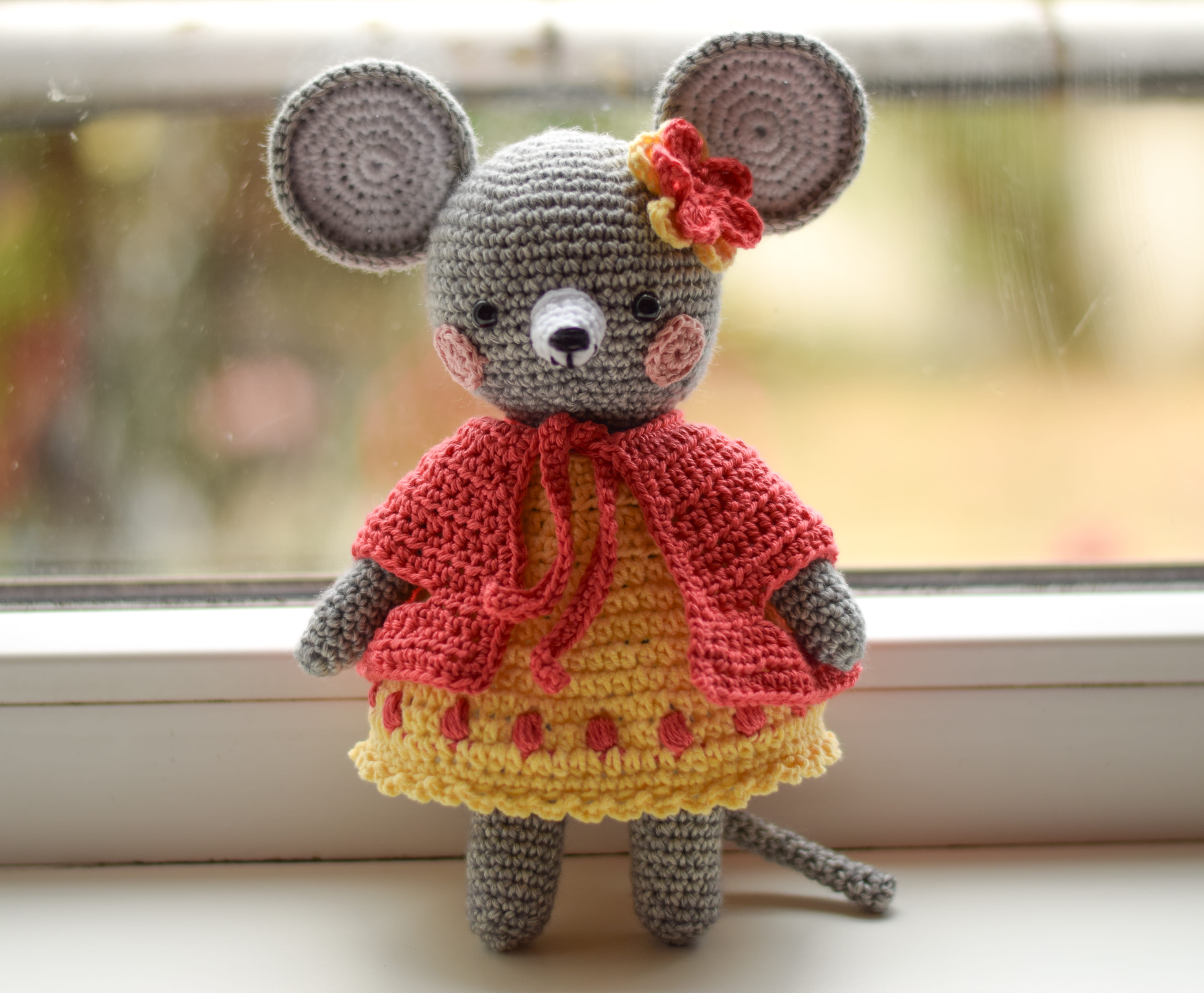 Плетена играчка мишлето Оливия, амигуруми,  ръчна изработка 