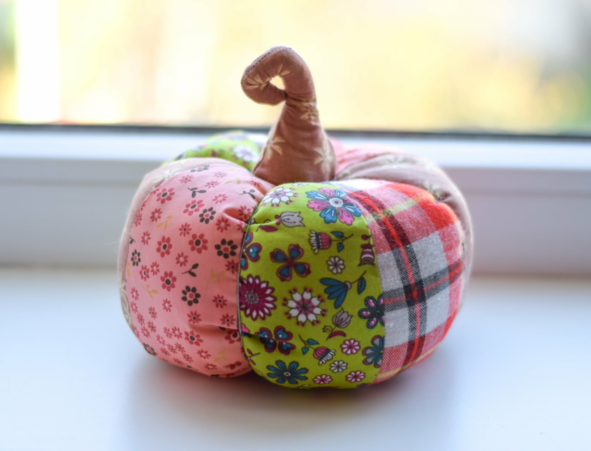 Ръчно изработена декоративна тиква в стил "Пачуърк"