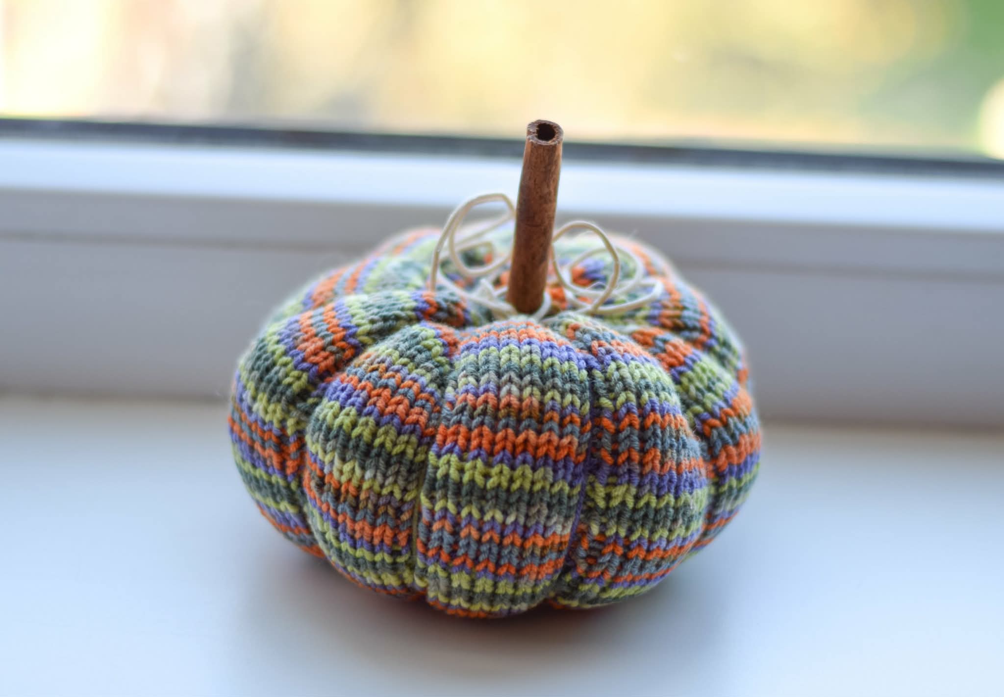 Ръчно плетена есенна тиква с дръжка от канела