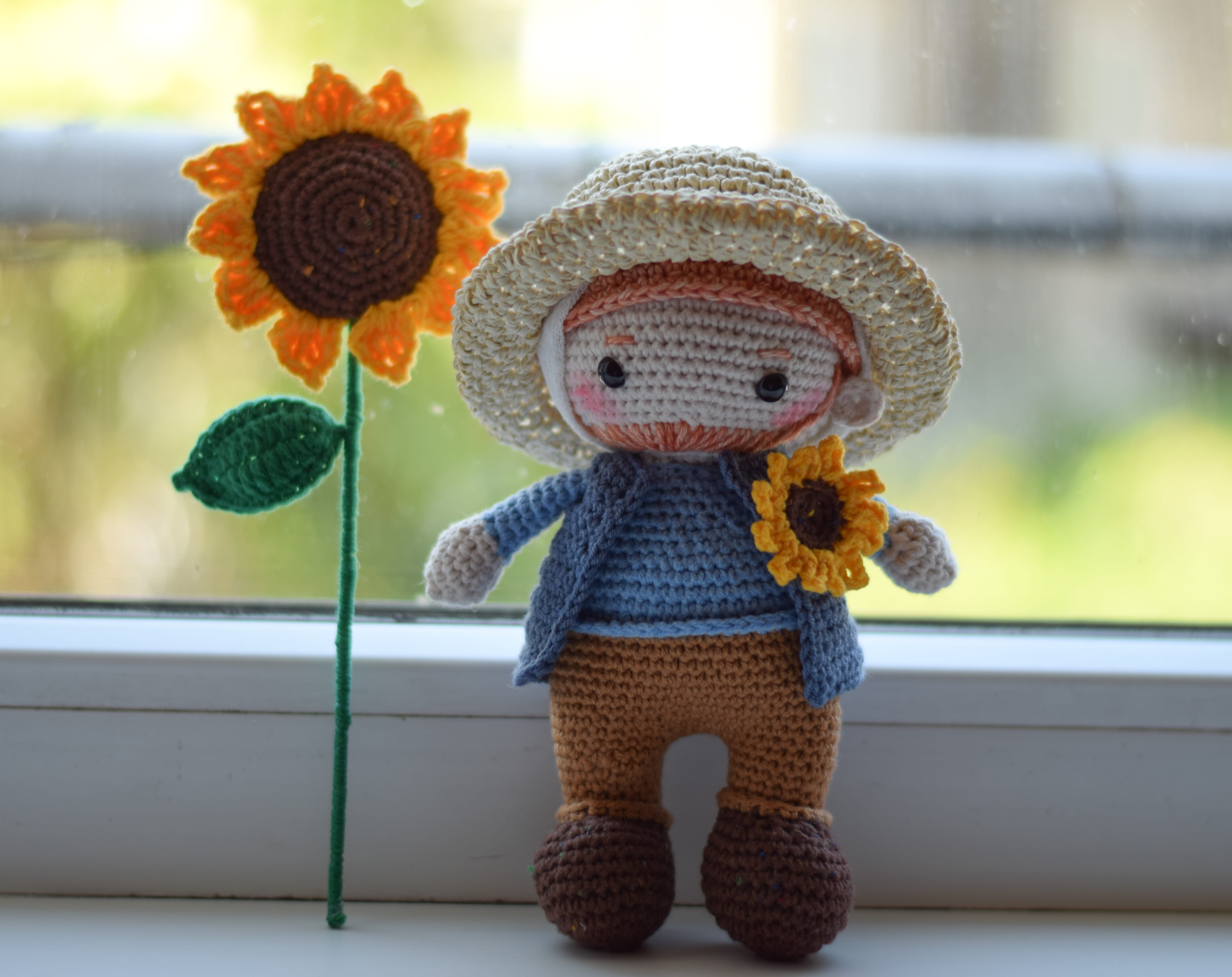 Плетена играчка Ван Гог със слънчоглед,  амигуруми,  ръчна изработка 